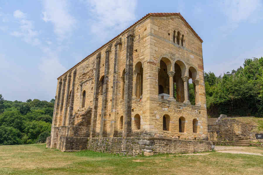 Oviedo 066 - iglesia de Santa María del Naranco.jpg